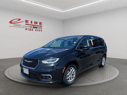 Brilliant Black Crystal Pearlcoat 2023 Chrysler Pacifica Touring L