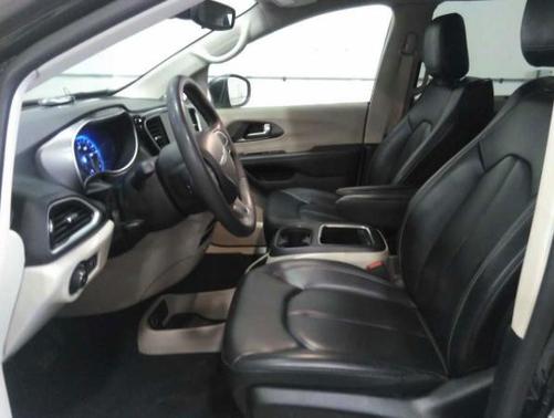Brilliant Black Crystal Pearlcoat 2023 Chrysler Pacifica Touring L