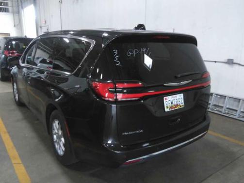 Brilliant Black Crystal Pearlcoat 2023 Chrysler Pacifica Touring L