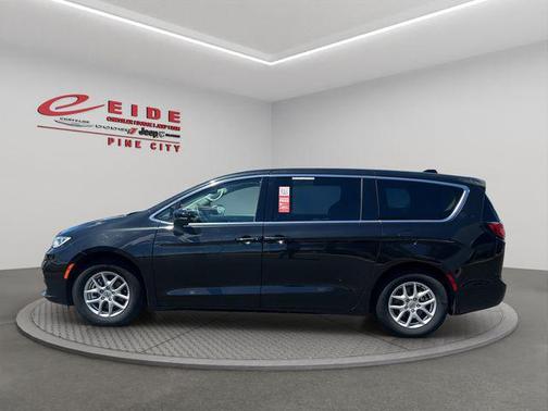 Brilliant Black Crystal Pearlcoat 2023 Chrysler Pacifica Touring L