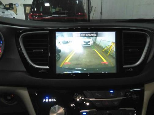 Brilliant Black Crystal Pearlcoat 2023 Chrysler Pacifica Touring L
