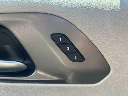 Brilliant Black Crystal Pearlcoat 2023 Chrysler Pacifica Touring L