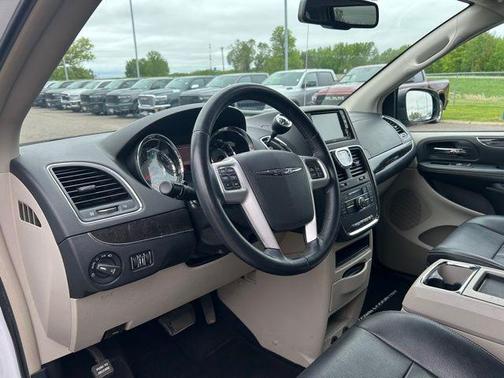 2016 Chrysler Town & Country Touring