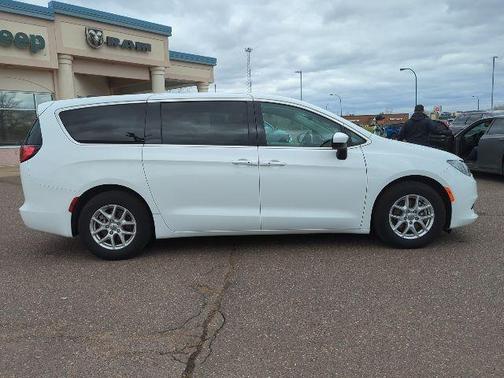 2023 Chrysler Voyager LX