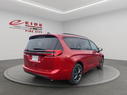 Red Hot Pearlcoat 2026 Chrysler Pacifica L