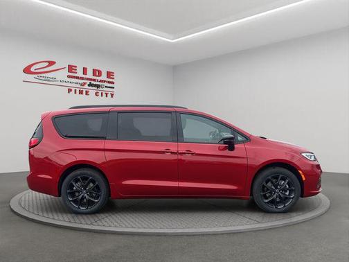 Red Hot Pearlcoat 2026 Chrysler Pacifica L