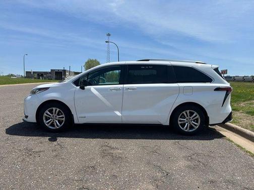 Super White 2021 Toyota Sienna XSE 7 Passenger