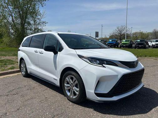 Super White 2021 Toyota Sienna XSE 7 Passenger
