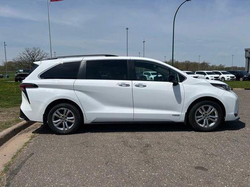 Super White 2021 Toyota Sienna XSE 7 Passenger