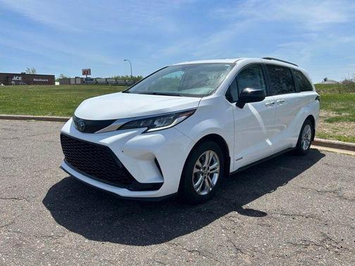 Super White 2021 Toyota Sienna XSE 7 Passenger