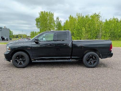 Brilliant Black Crystal Pearlcoat 2017 RAM 1500 Sport