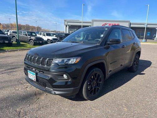 Diamond Black Crystal Pearlcoat 2023 Jeep Compass Latitude