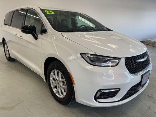 Bright White Clearcoat 2025 Chrysler Pacifica L