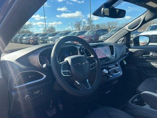 2025 Chrysler Pacifica L