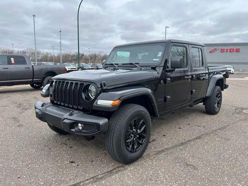 Black Clearcoat 2022 Jeep Gladiator Altitude 4x4