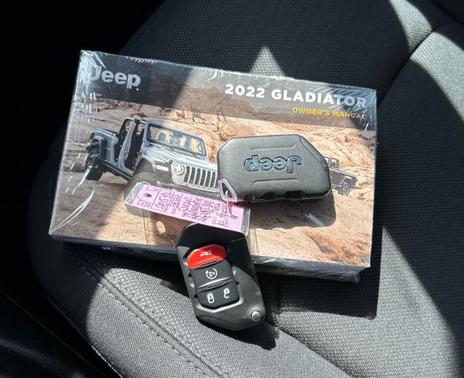 Black Clearcoat 2022 Jeep Gladiator Altitude 4x4