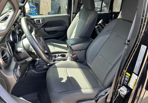 Black Clearcoat 2022 Jeep Gladiator Altitude 4x4