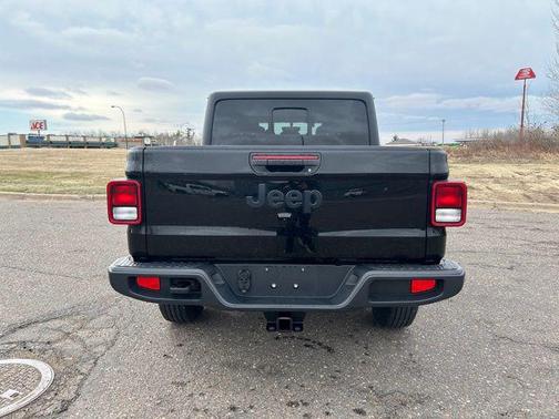 Black Clearcoat 2022 Jeep Gladiator Altitude 4x4