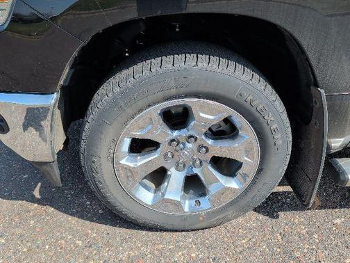 Diamond Black Crystal Pearlcoat 2022 RAM 1500 Big Horn/Lone Star