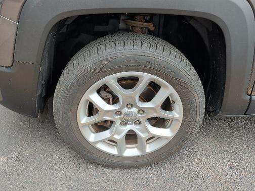 Granite Crystal Metallic Clearcoat 2017 Jeep Renegade Latitude