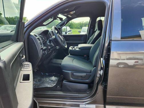 2025 RAM 2500 Tradesman Crew Cab 4x4 6'4' Box