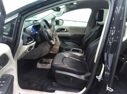 Brilliant Black Crystal Pearlcoat 2023 Chrysler Pacifica Touring L