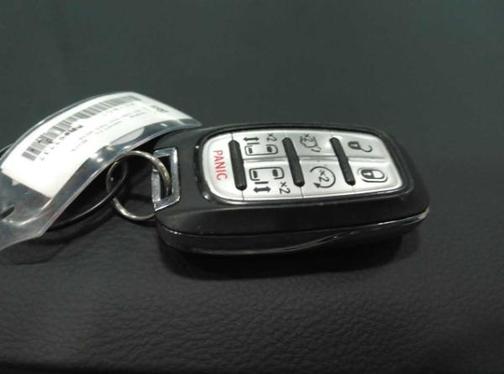 Brilliant Black Crystal Pearlcoat 2023 Chrysler Pacifica Touring L
