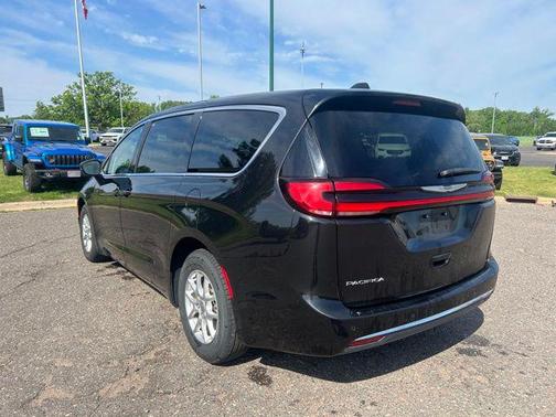 Brilliant Black Crystal Pearlcoat 2023 Chrysler Pacifica Touring L