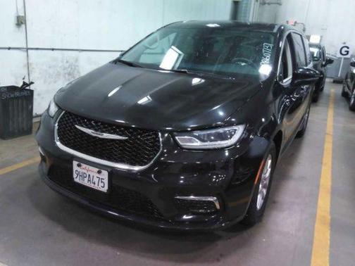 Brilliant Black Crystal Pearlcoat 2023 Chrysler Pacifica Touring L