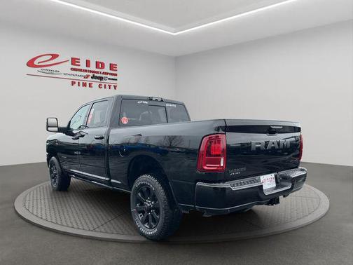 Diamond Black Crystal Pearlcoat 2026 RAM 3500 Laramie Crew Cab 4x4 6'4' Box