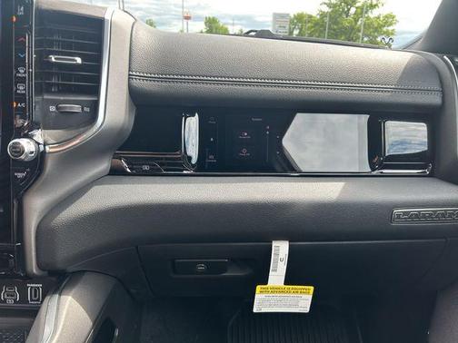Diamond Black Crystal Pearlcoat 2026 RAM 1500 Laramie