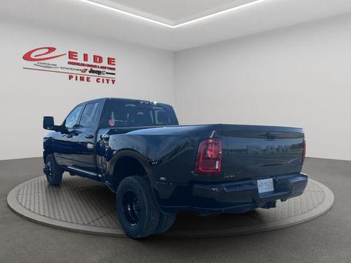 Diamond Black Crystal Pearlcoat 2026 RAM 3500 Laramie Crew Cab 4x4 8' Box