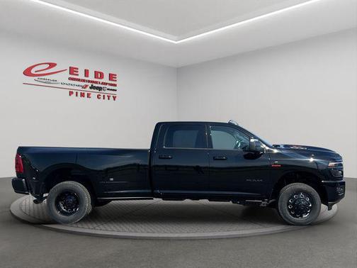 Diamond Black Crystal Pearlcoat 2026 RAM 3500 Laramie Crew Cab 4x4 8' Box