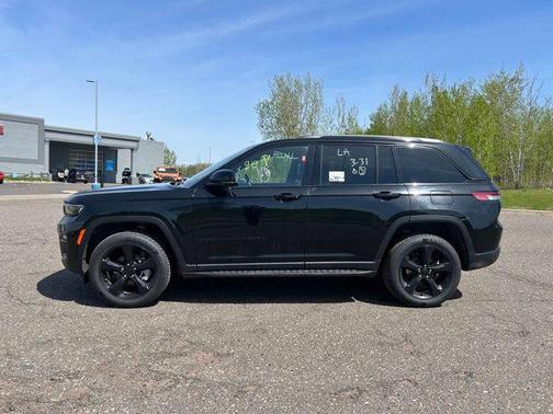 Diamond Black Crystal Pearlcoat 2024 Jeep Grand Cherokee Limited