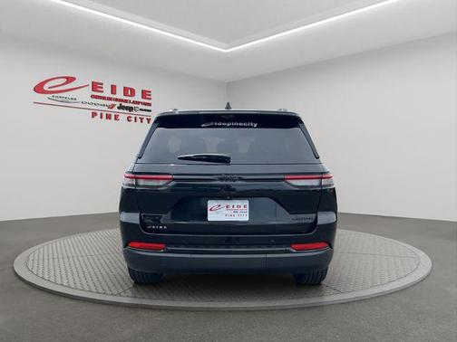 Diamond Black Crystal Pearlcoat 2024 Jeep Grand Cherokee Limited