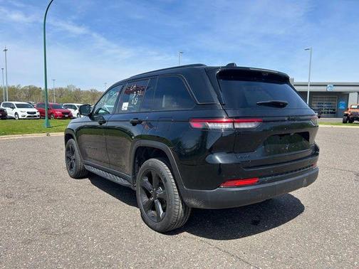 Diamond Black Crystal Pearlcoat 2024 Jeep Grand Cherokee Limited