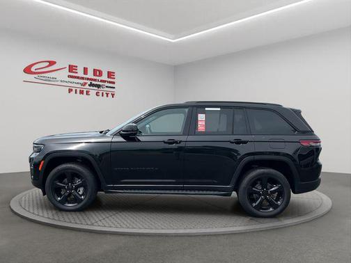 Diamond Black Crystal Pearlcoat 2024 Jeep Grand Cherokee Limited