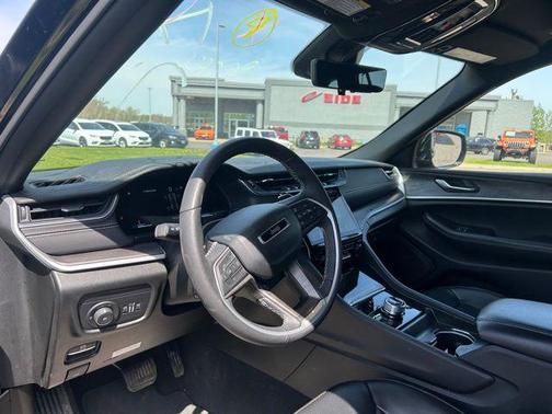 Diamond Black Crystal Pearlcoat 2024 Jeep Grand Cherokee Limited