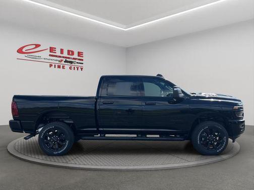Diamond Black Crystal Pearlcoat 2026 RAM 2500 Laramie Crew Cab 4x4 6'4' Box