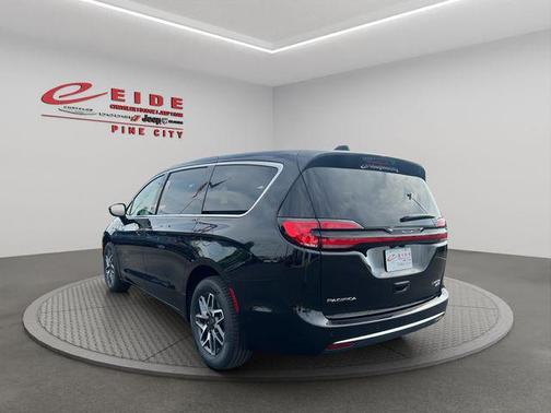 Pxj 2027 Chrysler Pacifica Limited
