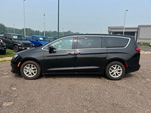 Brilliant Black Crystal Pearlcoat 2023 Chrysler Voyager LX