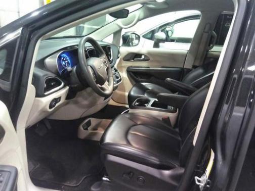 Brilliant Black Crystal Pearlcoat 2023 Chrysler Pacifica Touring L
