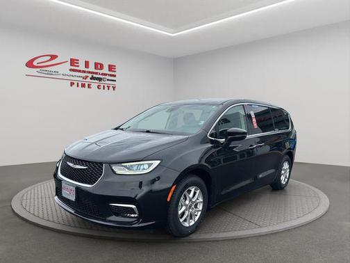 Brilliant Black Crystal Pearlcoat 2023 Chrysler Pacifica Touring L