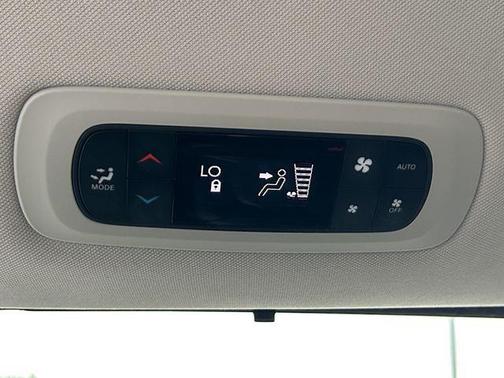 Brilliant Black Crystal Pearlcoat 2023 Chrysler Pacifica Touring L