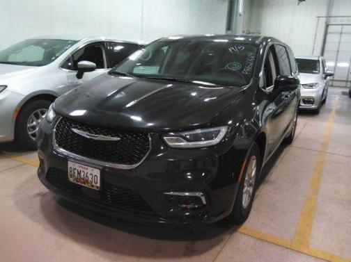 Brilliant Black Crystal Pearlcoat 2023 Chrysler Pacifica Touring L