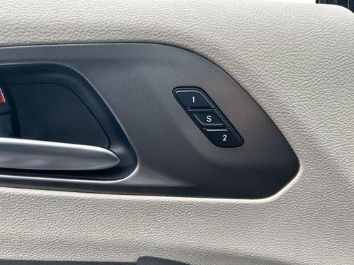 Brilliant Black Crystal Pearlcoat 2023 Chrysler Pacifica Touring L