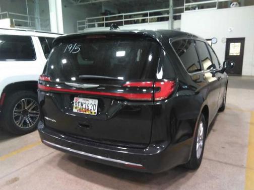 Brilliant Black Crystal Pearlcoat 2023 Chrysler Pacifica Touring L