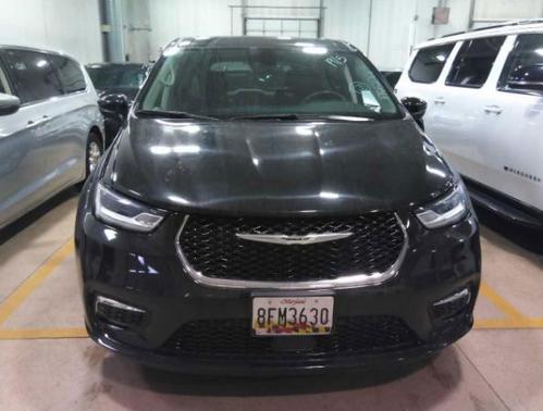 Brilliant Black Crystal Pearlcoat 2023 Chrysler Pacifica Touring L