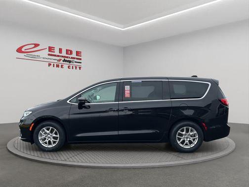Brilliant Black Crystal Pearlcoat 2023 Chrysler Pacifica Touring L