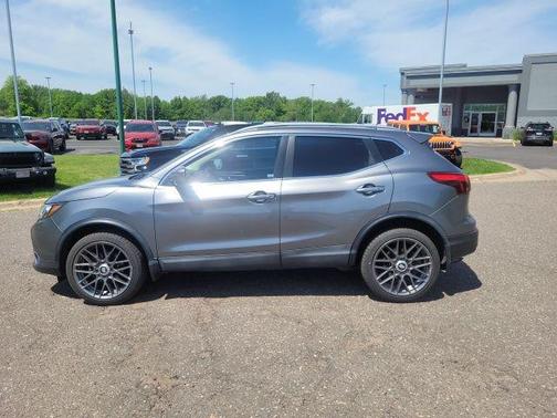 Gun Metallic 2017 Nissan Rogue Sport SL